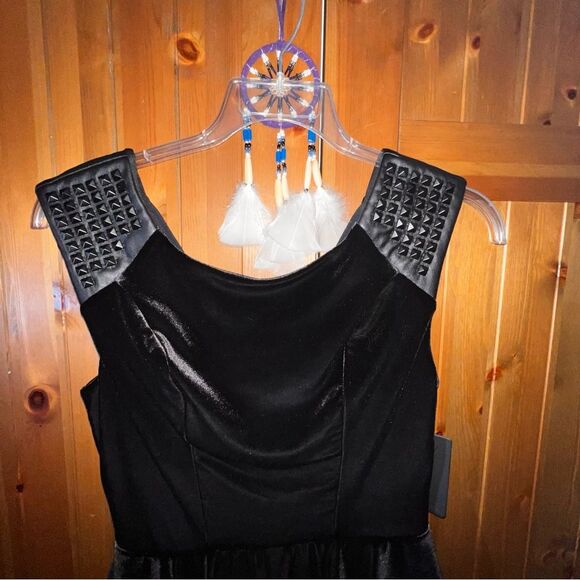 NWT GUESS Velvet Studded Shoulder Peplum Dress - Size 8 - Picture 3 of 8